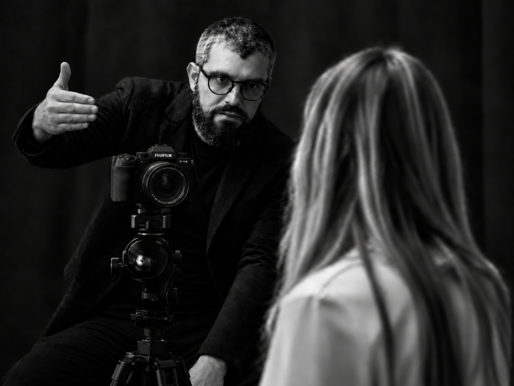 Fotografo di ritratto durante una sessione fotografica in studio a Firenze - Scandicci