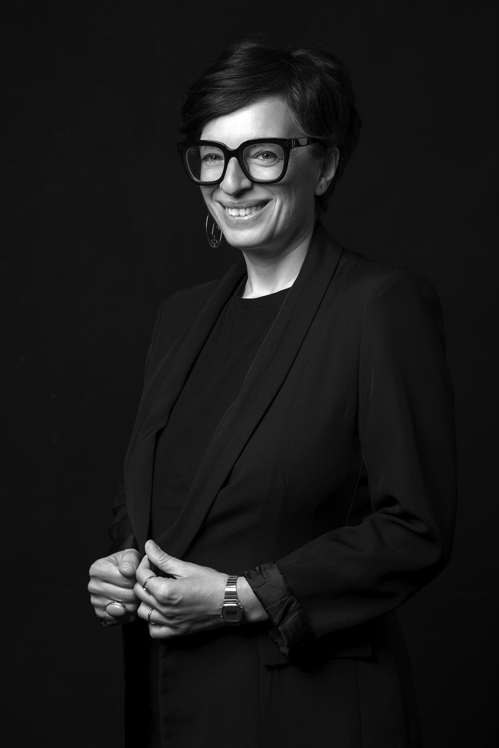 Ritratto professionale in bianco e nero di una professionista con occhiali a Firenze